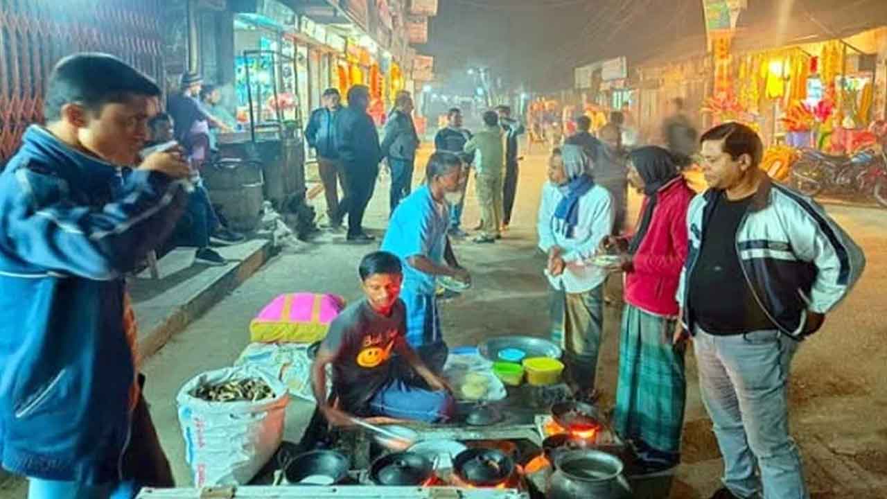 শীতের আগমনে গাইবান্ধায় পিঠা বিক্রির ধুম