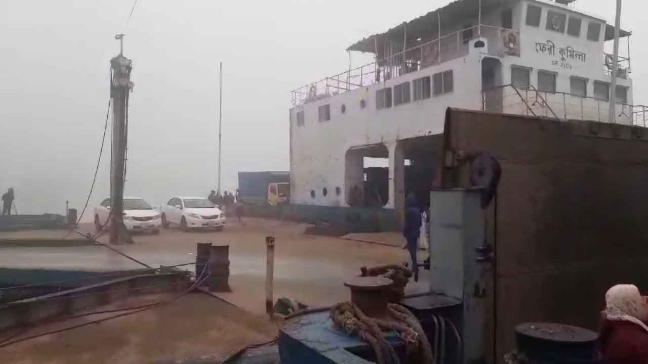 পাটুরিয়া-দৌলতদিয়া রুটে ফেরি চলাচল বন্ধ