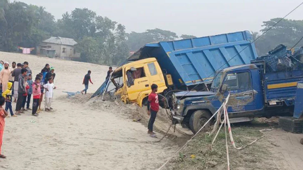 ট্রাক-পিকআপ-মাইক্রোবাসের ত্রিমুখী সংঘর্ষ, নিহত ৩