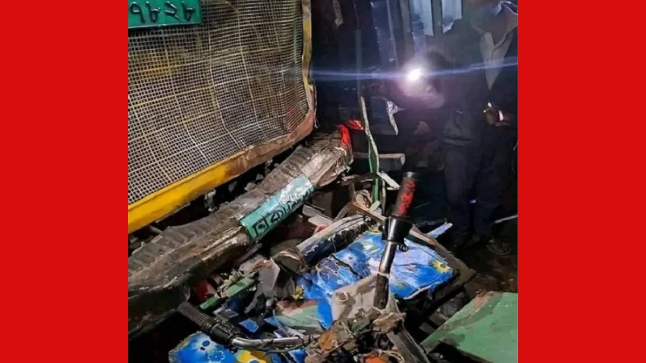 ট্রাক-কাভার্ডভ্যানের মাঝে পড়ে অটোরিকশার ৪ যাত্রী নিহত