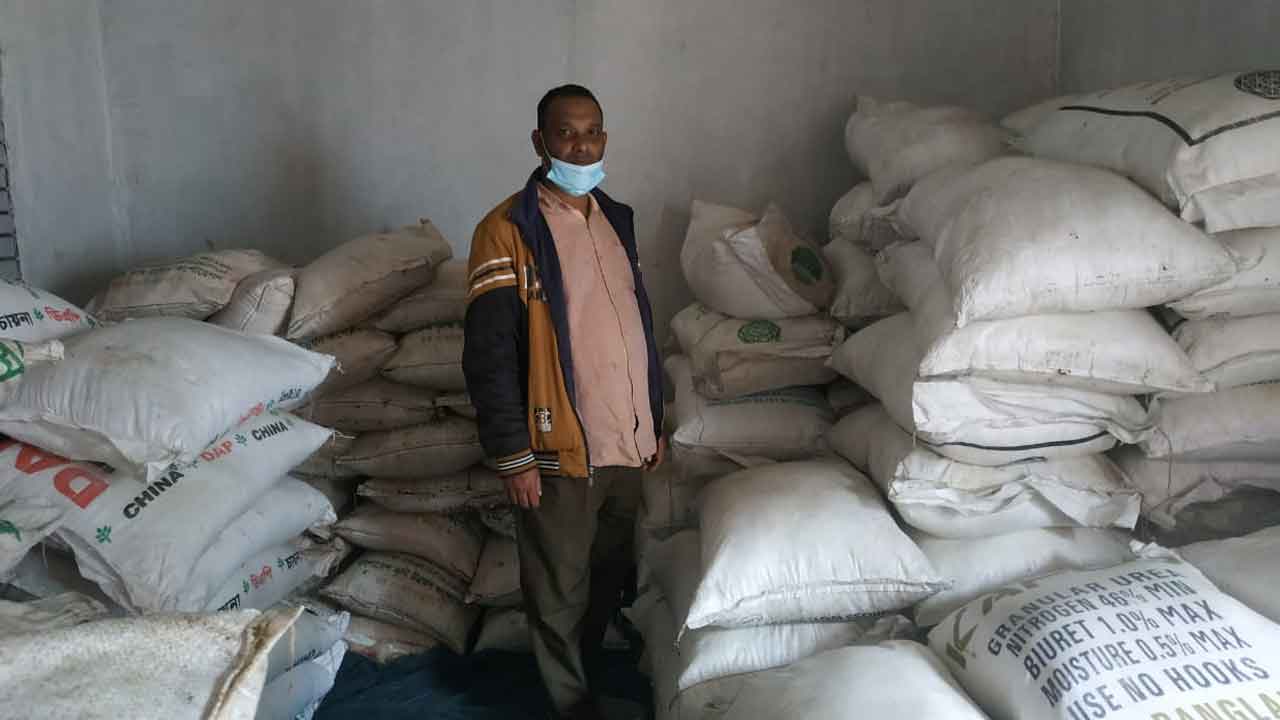 অবৈধ মজুদ ৩৩১ বস্তা সার জব্দ, জরিমানা