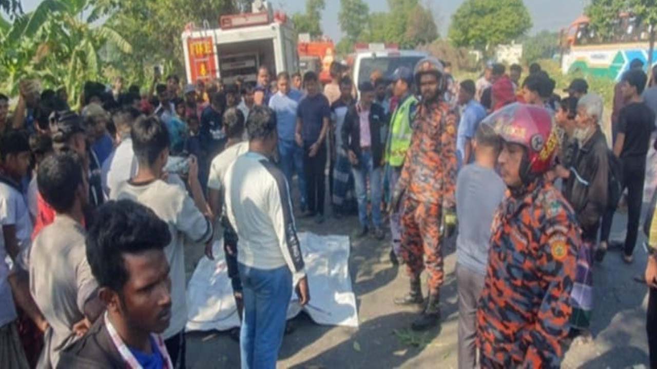 কুমিল্লায় বাস নিয়ন্ত্রণ হারিয়ে নিহত ৩