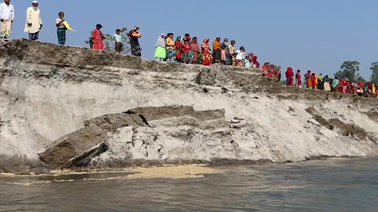 গাইবান্ধায় তিস্তার ভাঙন রোধে এলাকাবাসীর মানববন্ধন