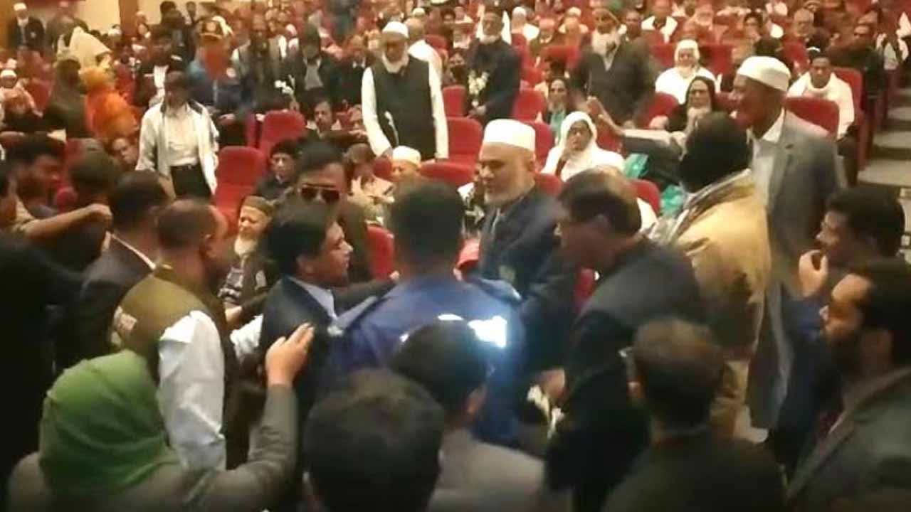 কুষ্টিয়ায় মুক্তিযোদ্ধাদের তোপের মুখে ডিসি &nbsp;