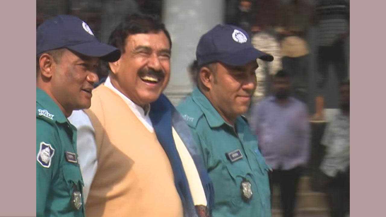 পুলিশ সদস্যের সঙ্গে হাসাহাসি করে কথা বলছেন শাজাহান খান। ছবি: সংগৃহীত