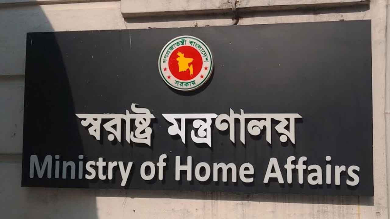 এসবি প্রধানসহ পুলিশের ৪ ঊর্ধ্বতন কর্মকর্তা বদলি