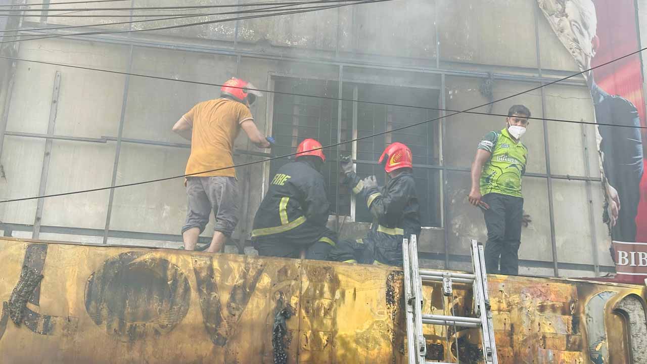 উত্তরায় রেস্তোরাঁয় আগুন, ৭ জনকে জীবিত উদ্ধার