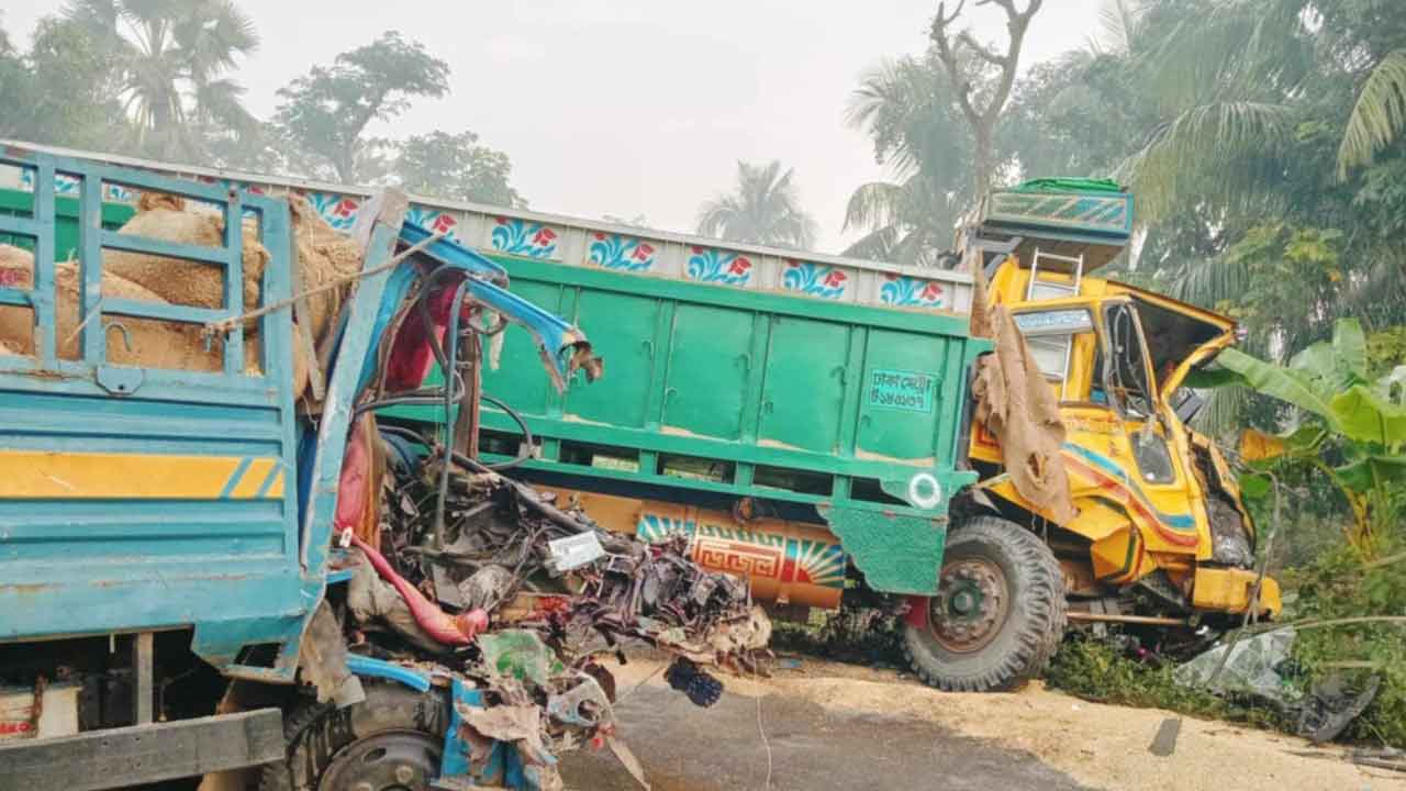বাগেরহাটে দুই ট্রাকের সংঘর্ষে চালক নিহত
