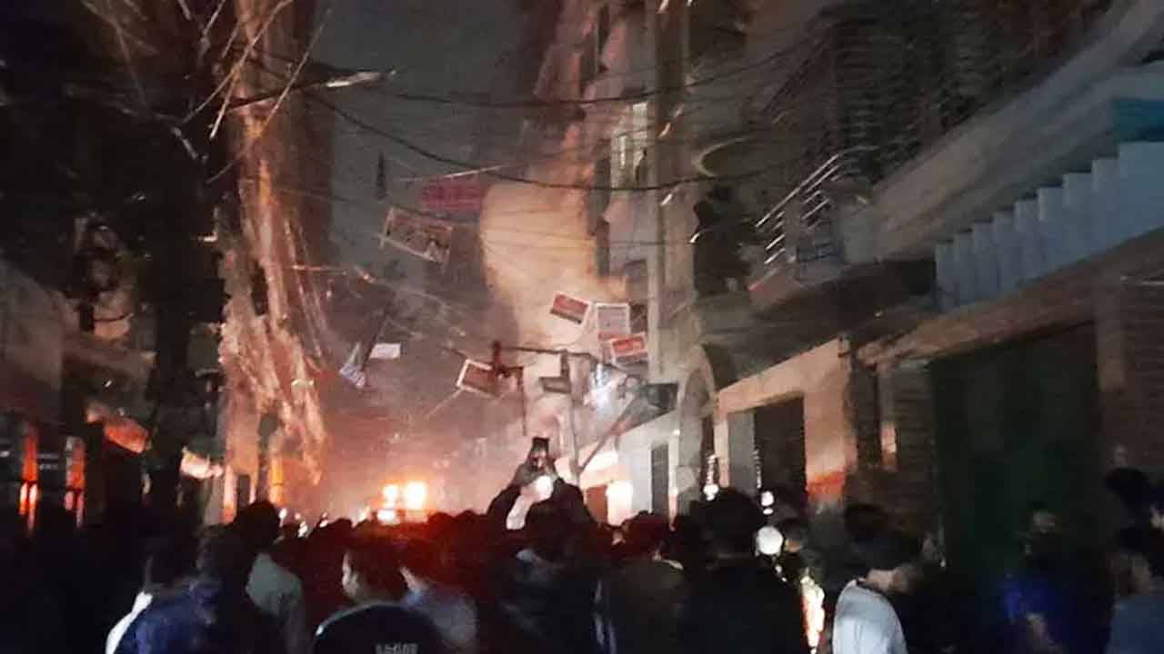 বনশ্রীতে আবাসিক ভবনে আগুন, নিয়ন্ত্রণে ৪ ইউনিট