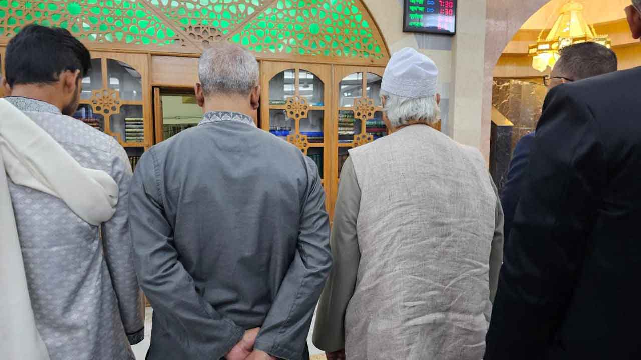 হাসান আরিফের জানাজায়  ড. ইউনূসসহ উপদেষ্টা পরিষদের সদস্যরা