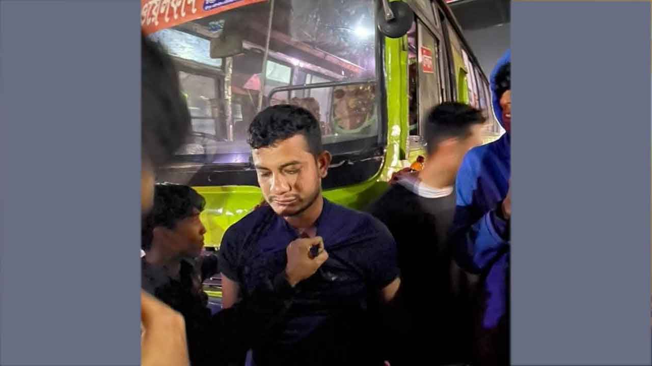 সাভারে যাত্রীবাহী বাসে ডাকাতি, ছুরিকাঘাতে আহত ৪