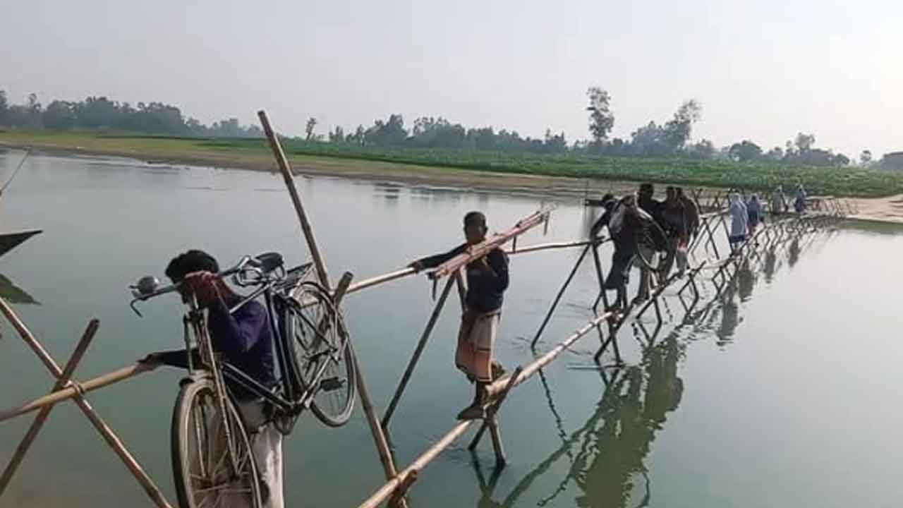 বাঁশের সাঁকোই ৫ গ্রামের ভরসা &nbsp;