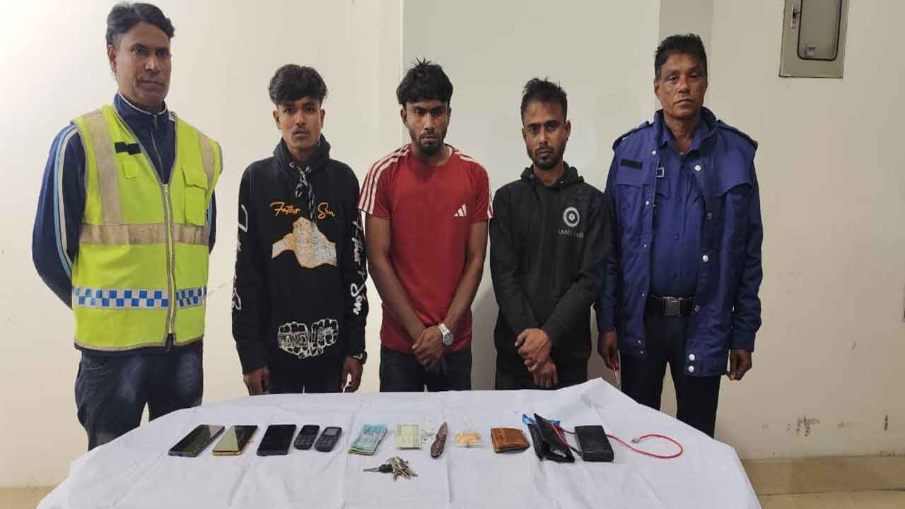 পূর্বধলায় ইয়াবাসহ ৩ যুবক আটক