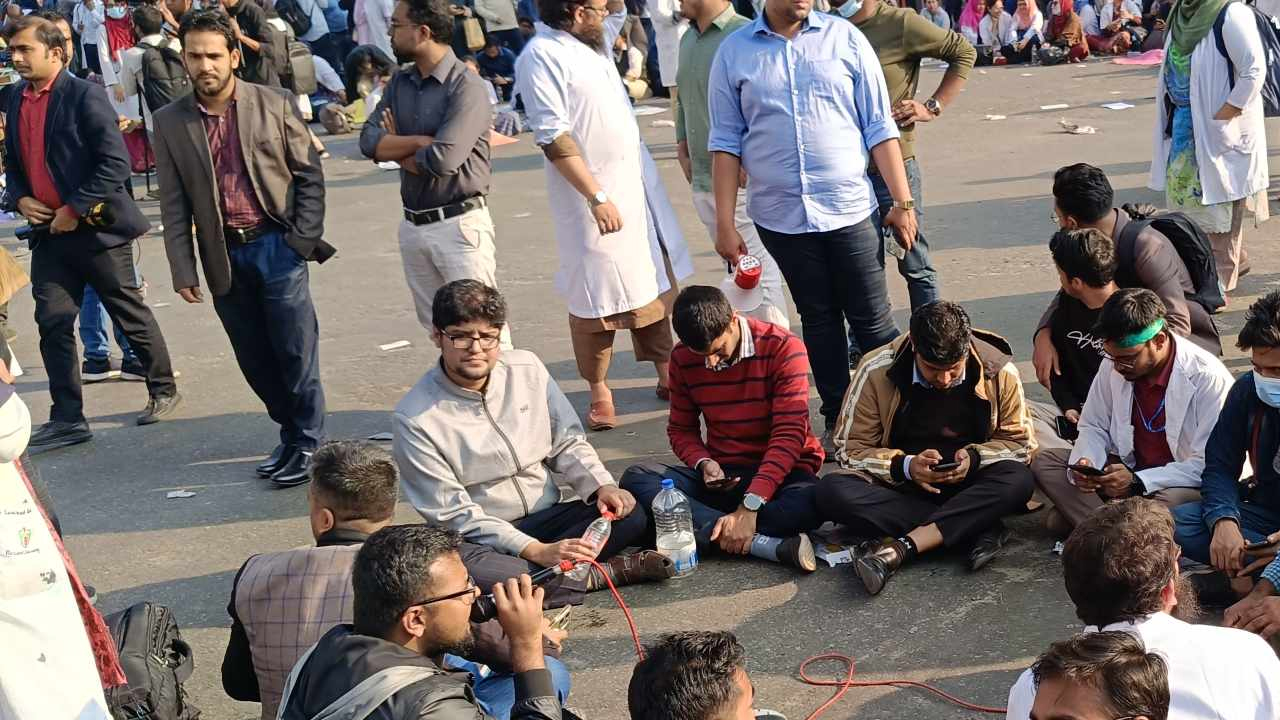 প্রজ্ঞাপন ছাড়া শাহবাগ মোড় ছাড়বেন না চিকিৎসকরা