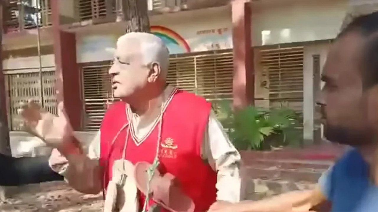 কুমিল্লায় মুক্তিযোদ্ধার গলায় জুতার মালা দিয়ে লাঞ্ছিত