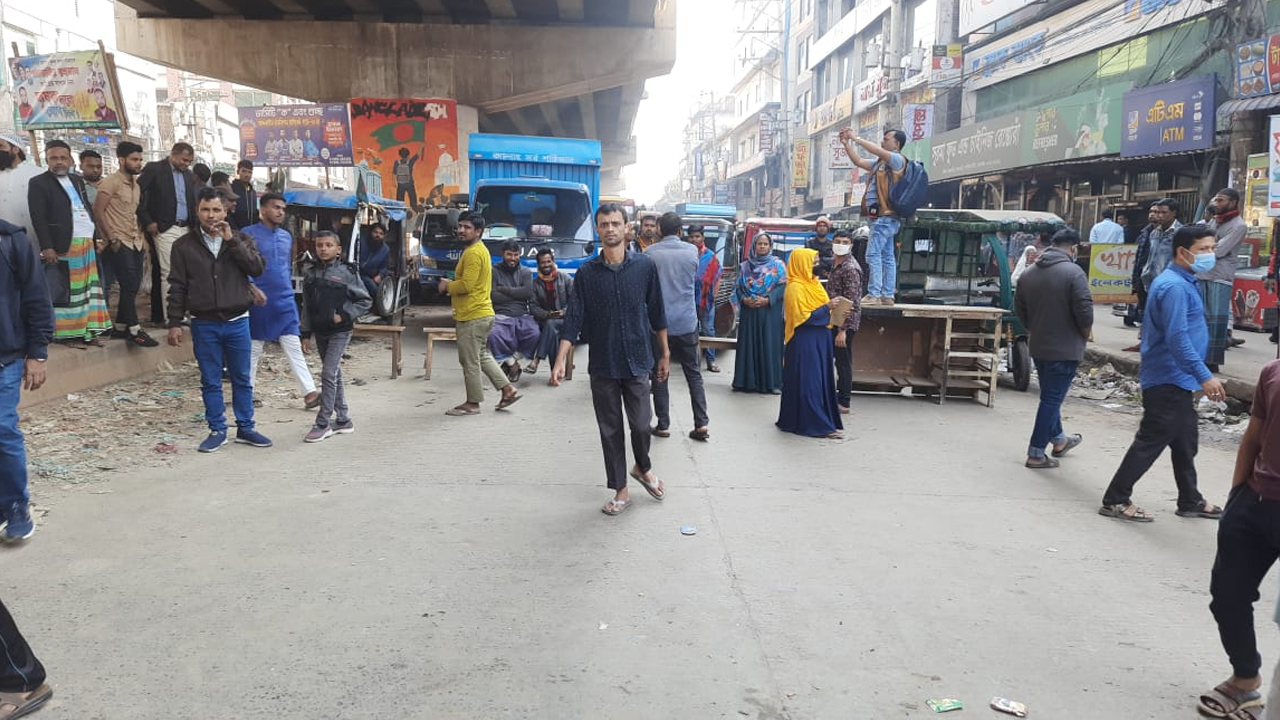 গাজীপুরে বন্ধ কারখানা খুলে দেওয়ার দাবিতে মহাসড়ক অবরোধ