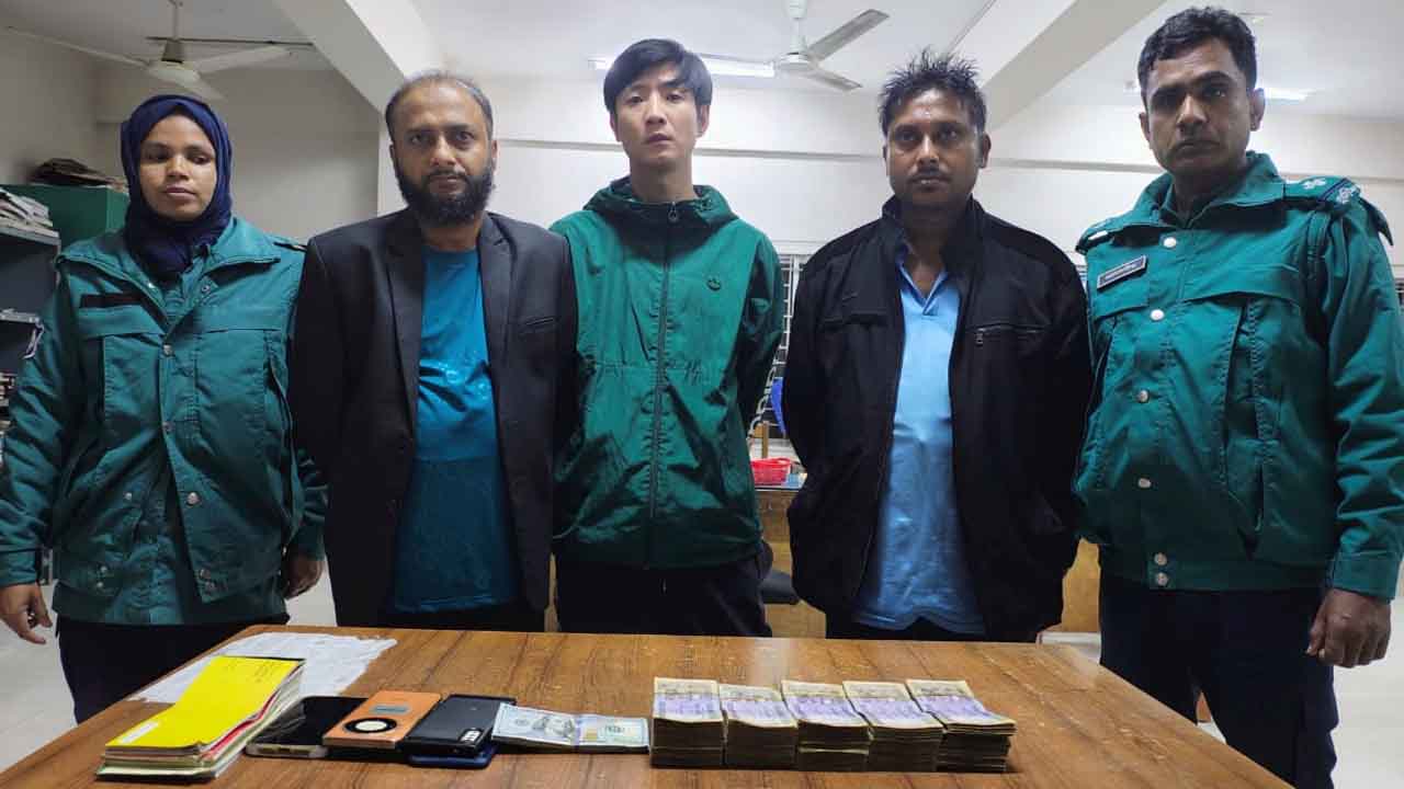 চাকরির প্রলোভনে প্রতারণা, চীনা নাগরিকসহ গ্রেপ্তার ৩