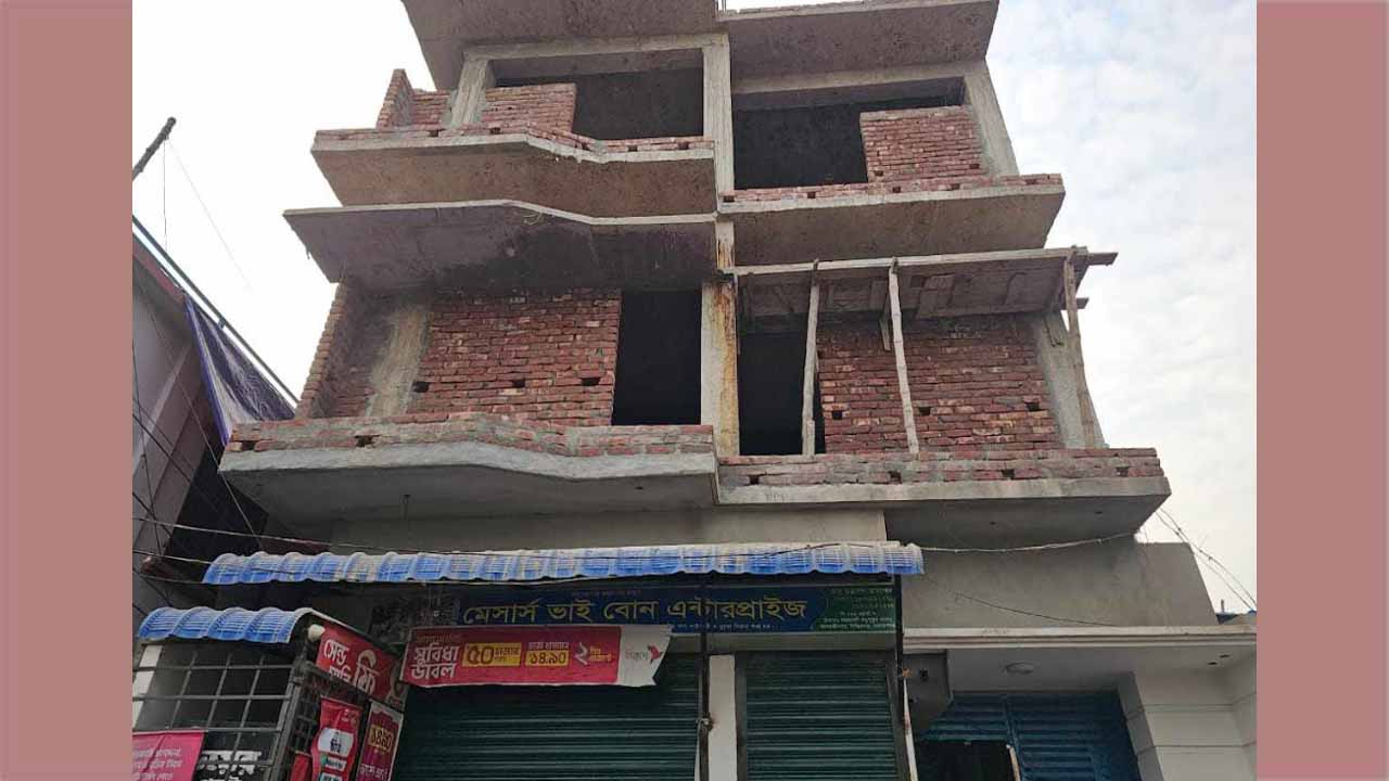 নির্মাণাধীন তিনতলা ভবন