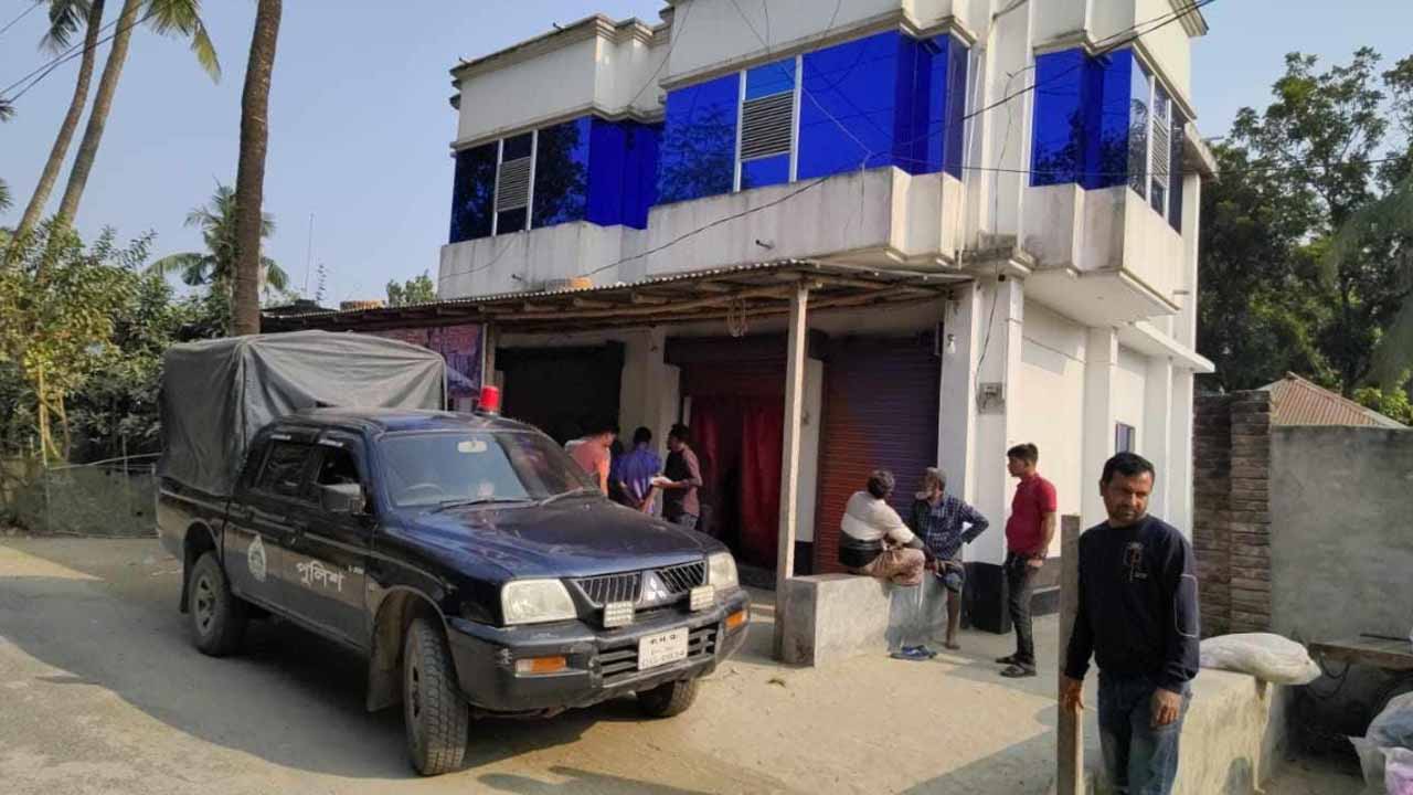 টিনের কৌটা ভেবে পড়ে থাকা বোমায় লাথি, বিস্ফোরণে এলাকায় আতঙ্ক