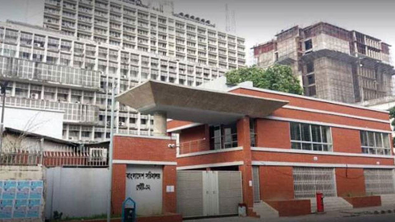 ৬ ঘণ্টা পর নিয়ন্ত্রণে সচিবালয়ে লাগা আগুন
