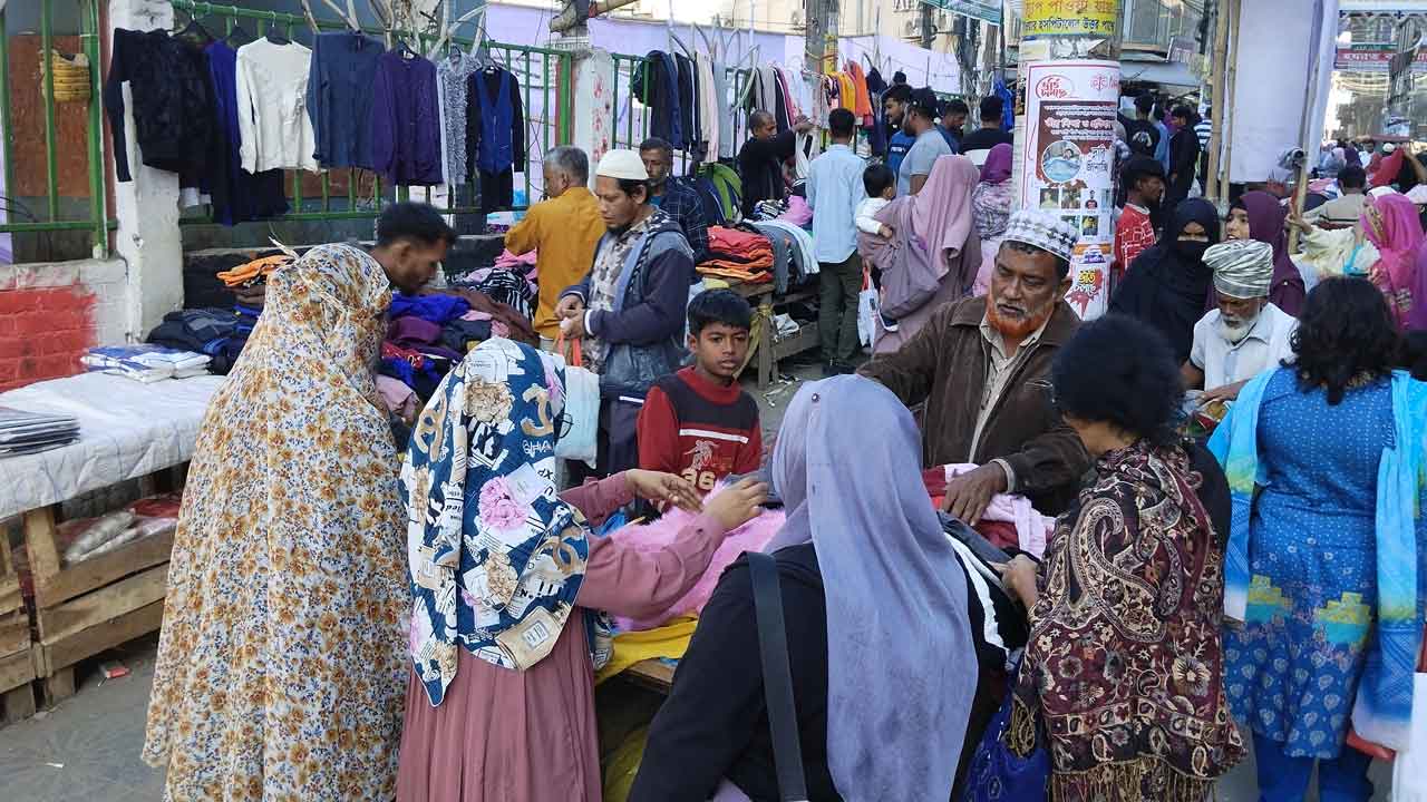 ফুটপাতে চাঁদাবাজি: পুলিশ থেকে ভ্যান ছাড়াতে গুনতে হয় ১৫০০ টাকা