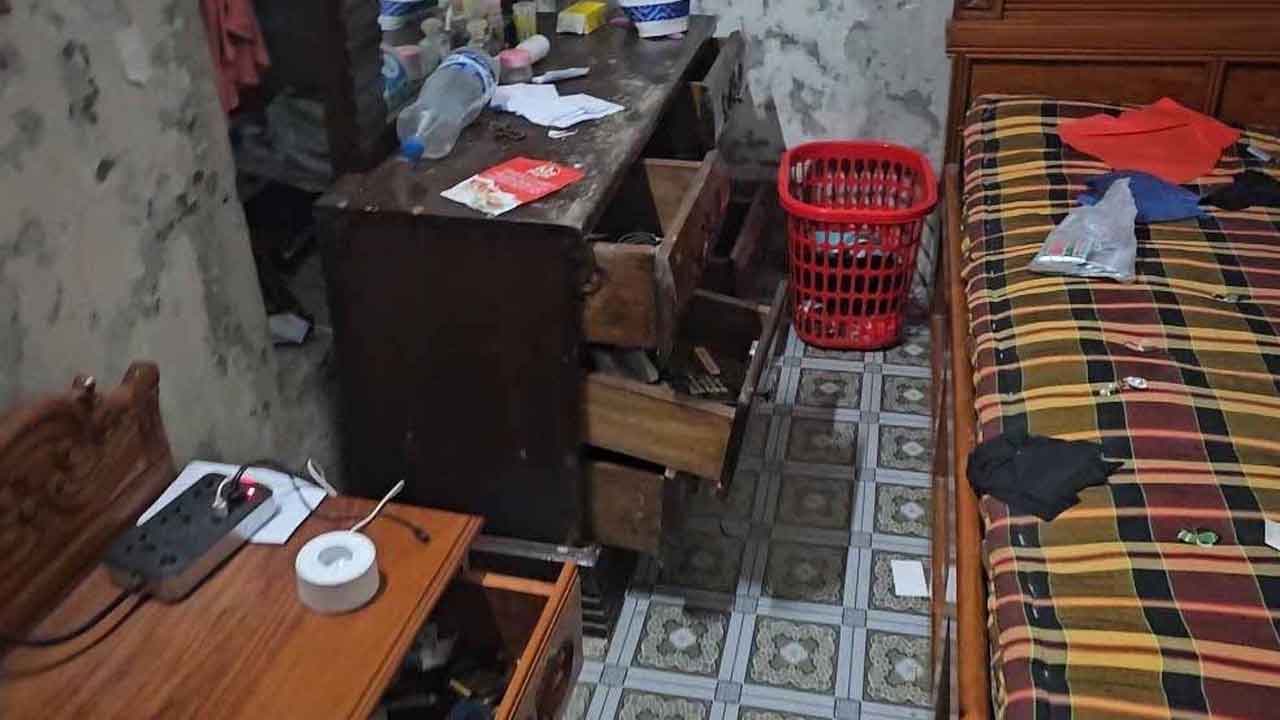 বাগেরহাটে সাংবাদিকদের বাড়িতে চুরি, স্বর্ণালংকার লুট