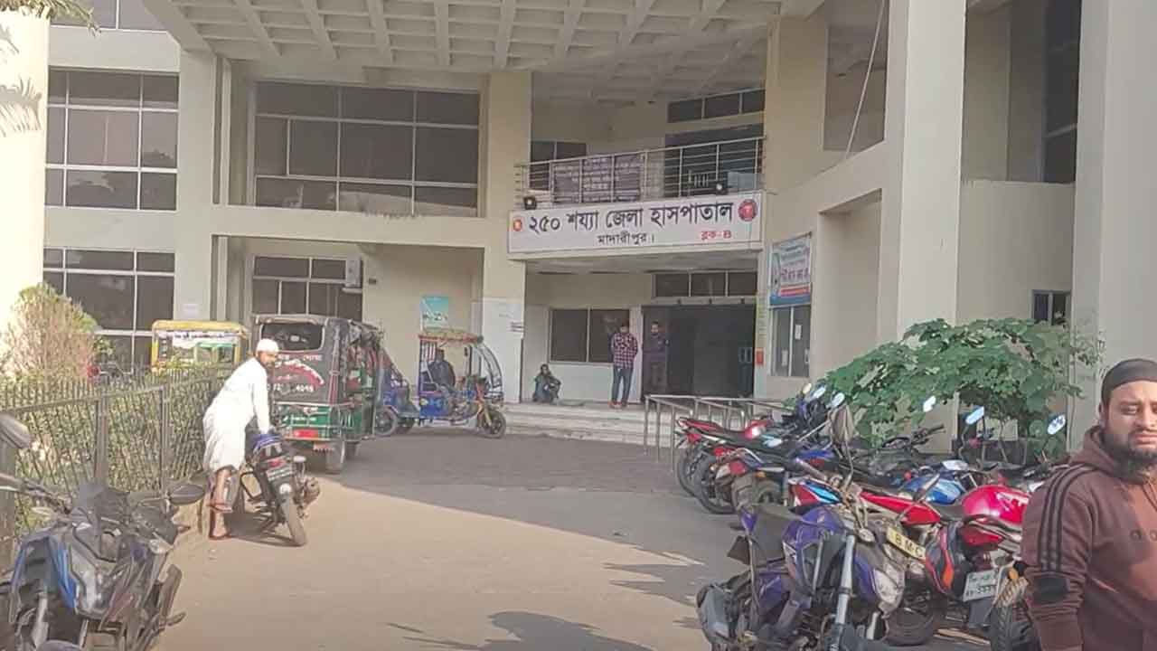 সড়ক দুর্ঘটনায় প্রাণ গেল মাদরাসা শিক্ষকের