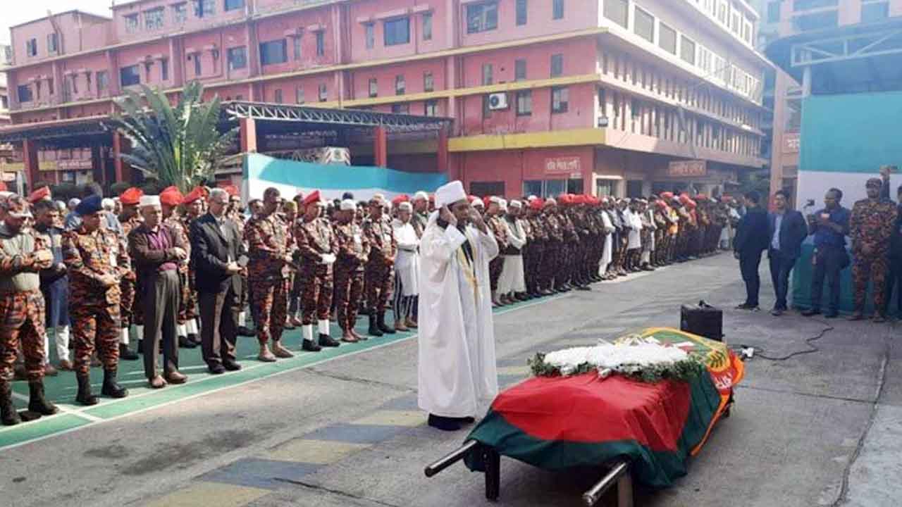 চোখের জলে অকুতোভয় বীরকে বিদায় দিলো ফায়ার সার্ভিস