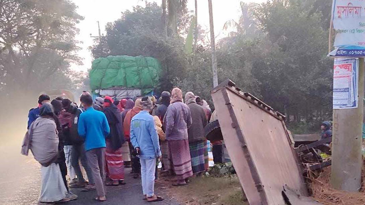 সকাল সকাল সড়কে ঝরেছে ৩ প্রাণ