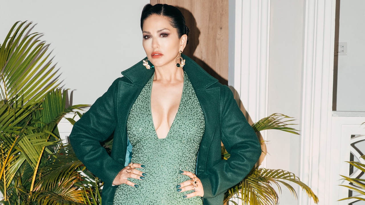 সরকারি ভাতার টাকা নিয়ে মুখ খুললেন সানি লিওন