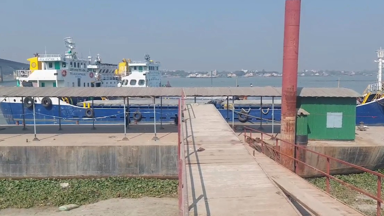 নৌ শ্রমিকদের ধর্মঘটে অচল আশুগঞ্জ নদীবন্দর