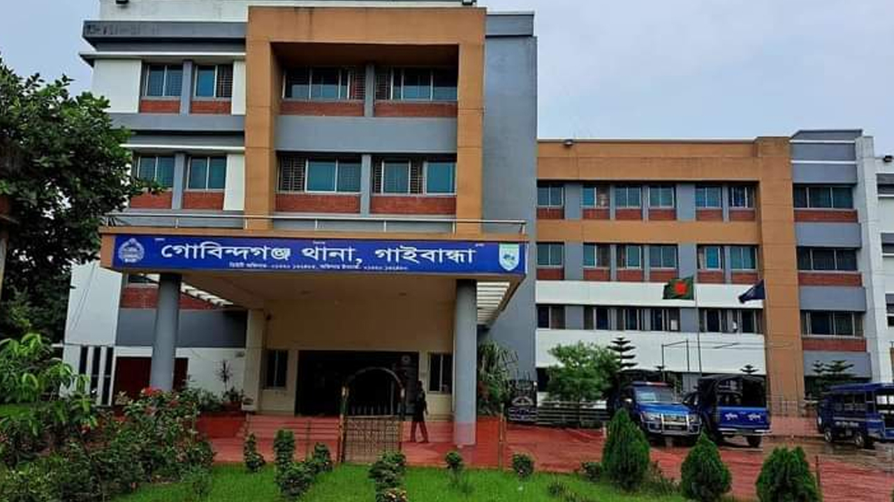 গভীর রাতে ফোন করে গৃহবধূকে উত্ত্যক্ত, অতপর...