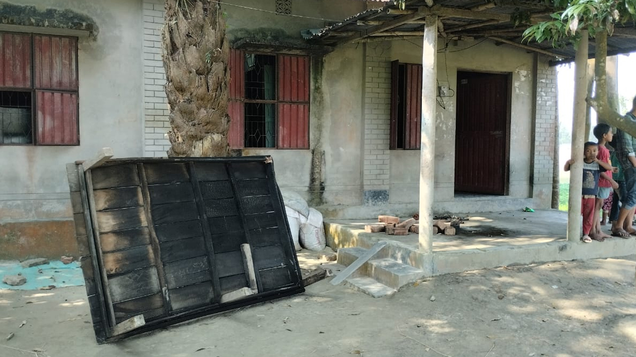 গাইবান্ধায় ইউপি সদস্যের বাড়িতে আগুন