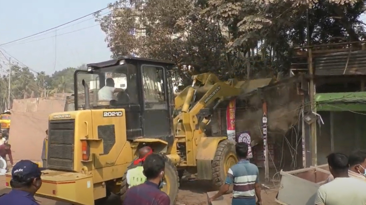 লক্ষ্মীপুরে আঞ্চলিক মহাসড়কের অবৈধ স্থাপনা উচ্ছেদ