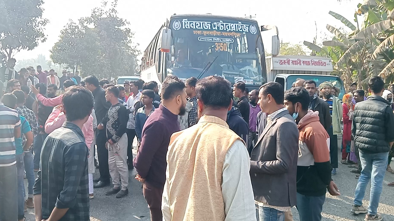 ভালুকায় বকেয়া বেতনের দাবিতে শ্রমিকদের মহাসড়ক অবরোধ