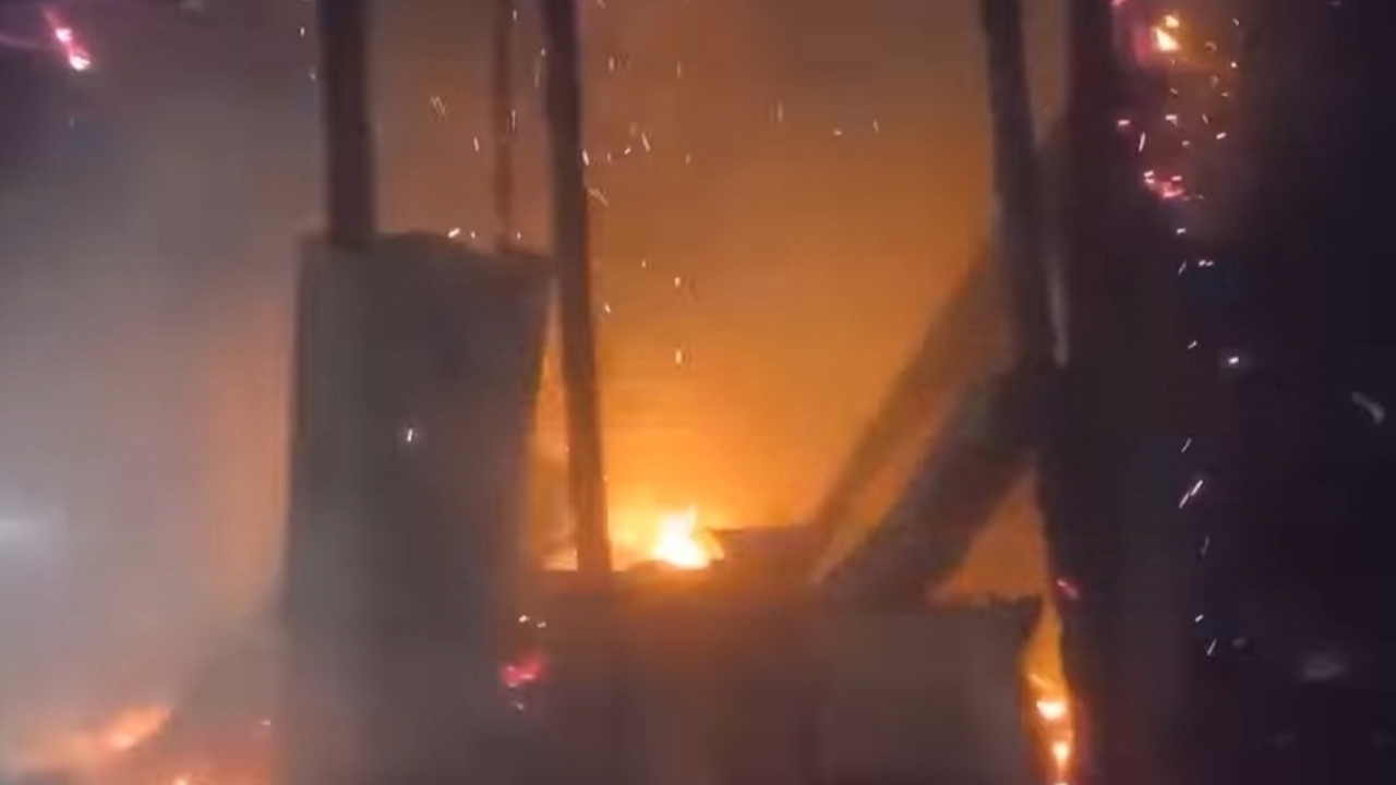 আগুনে পুড়ল ভ্যানচালকের বসতঘর, দগ্ধ হয়ে বৃদ্ধার মৃত্যু