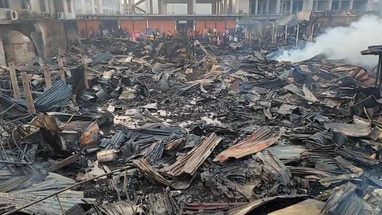 কুমিল্লায় আগুনে পুড়ল শতাধিক দোকান