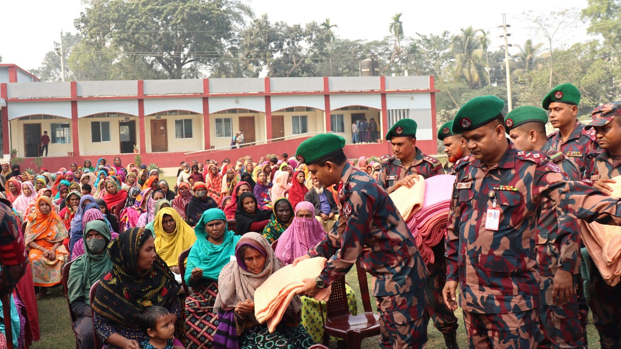 কুড়িগ্রামে শীতার্ত মানুষের মাঝে বিজিবির শীতবস্ত্র বিতরণ