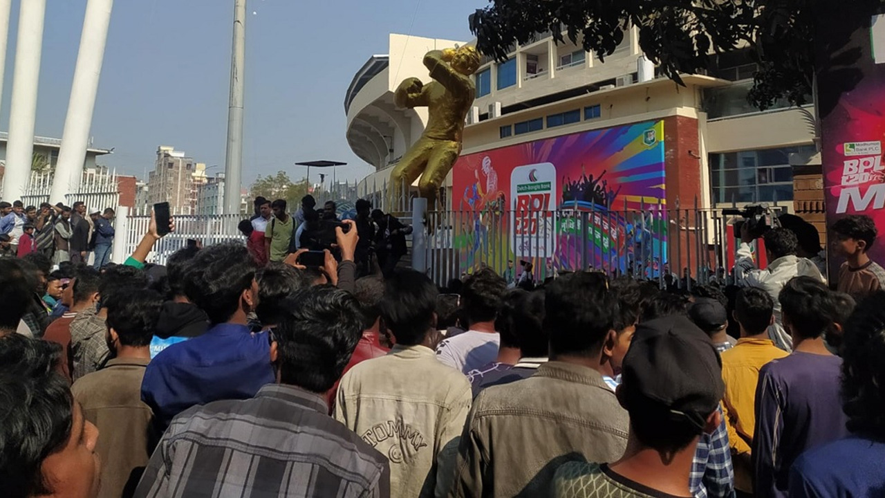 শেরে বাংলায় খেলা শুরুর আগেই গেট ভাঙলেন দর্শকরা