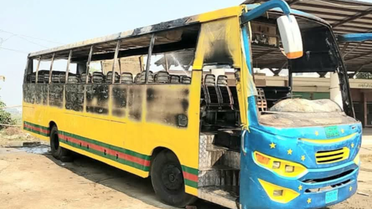 মাদারীপুরে বাসে আগুন