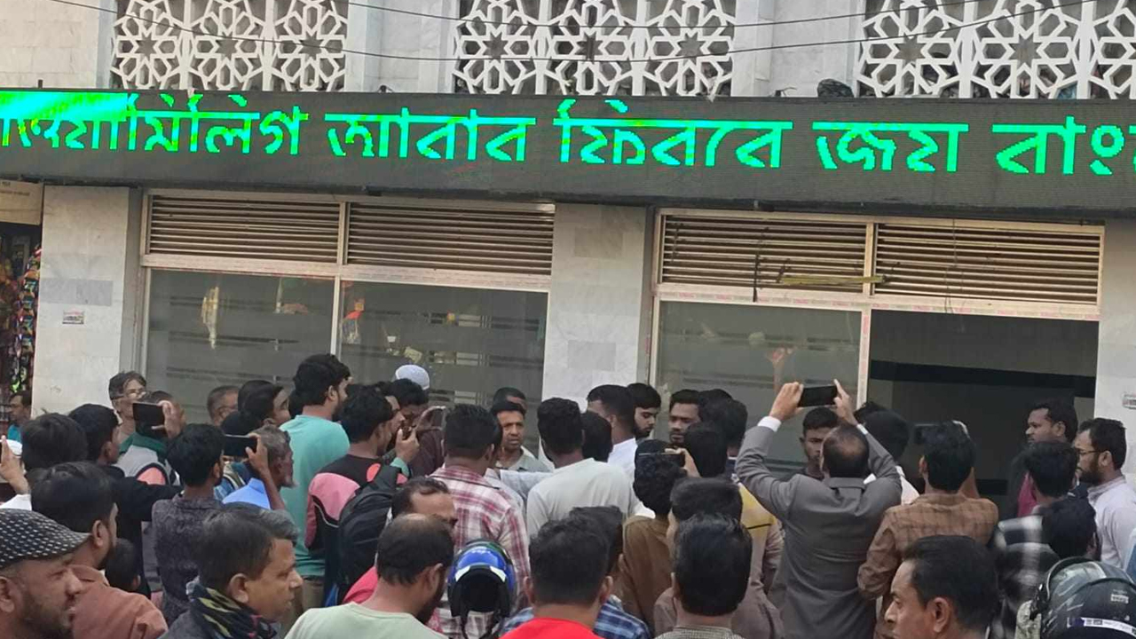 মসজিদের স্ক্রিনে ভেসে উঠল &lsquo;আওয়ামী লীগ আবার ফিরবে, জয়বাংলা&rsquo;