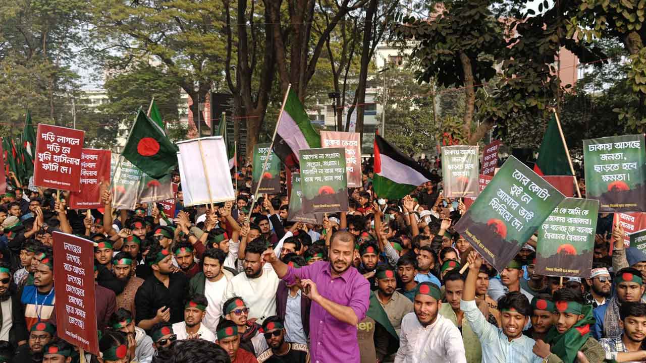 স্লোগানে&nbsp;স্লোগানে উত্তাল শহীদ মিনার