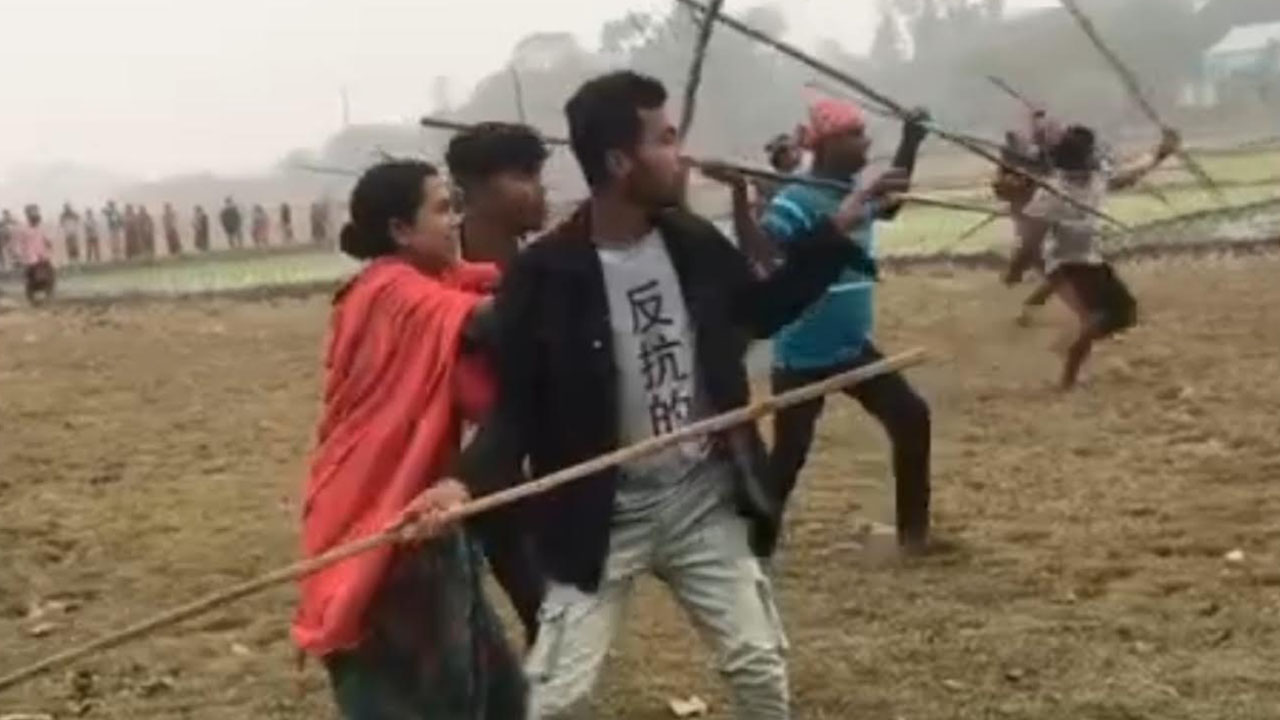 দুপক্ষের লোকজন খোলা মাঠে লাঠি, বল্লমসহ দেশীয় অস্ত্রশস্ত্র নিয়ে সংঘর্ষে জড়িয়ে পড়ে