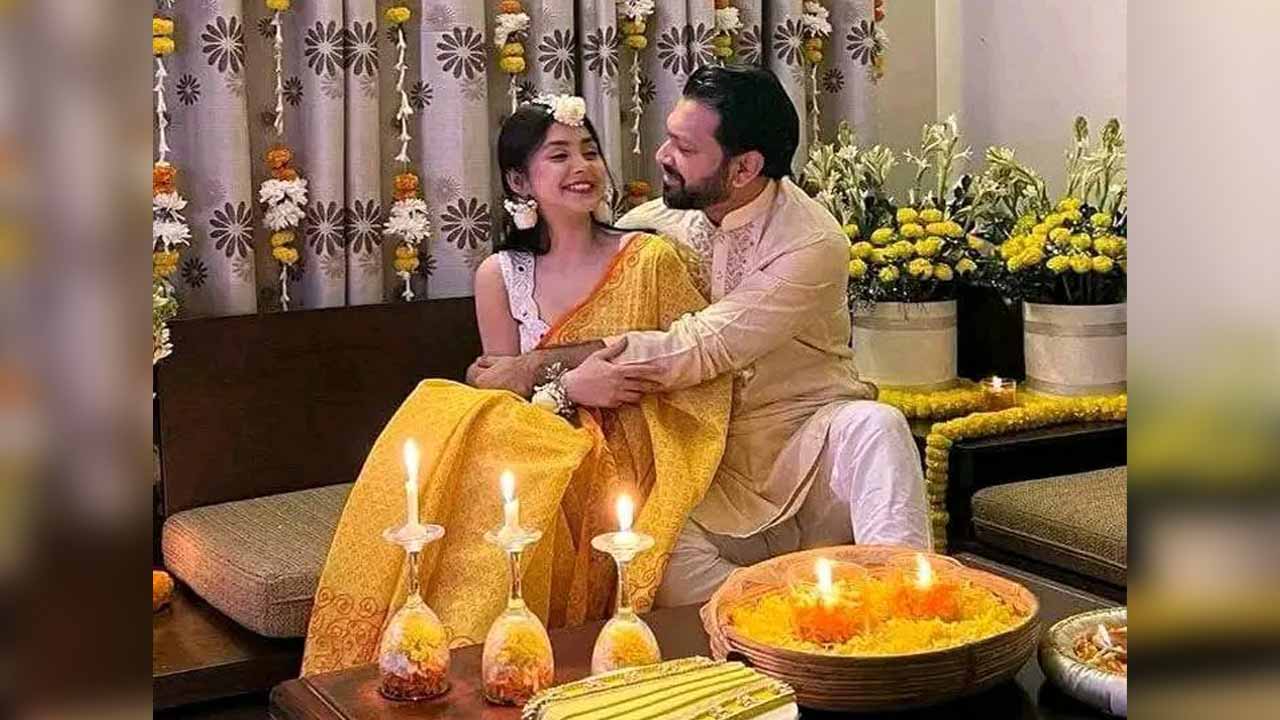 এই মুহূর্তে তাহসানের সঙ্গে বিয়ের পিড়িতে বসা রোজা আহমেদকে নিয়ে চর্চা তুঙ্গে!