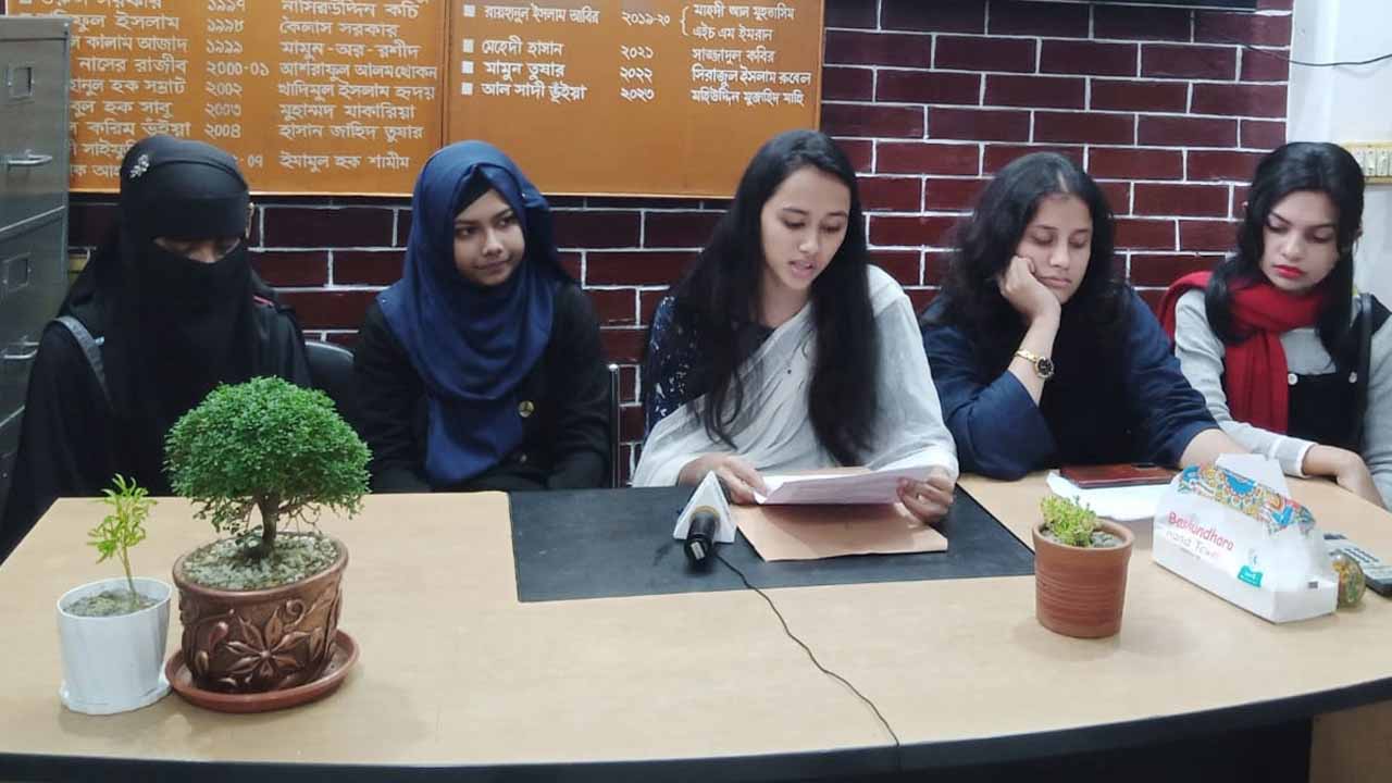 সংবাদ সম্মেলনে শিক্ষার্থীরা। ছবি: সংগৃহীত