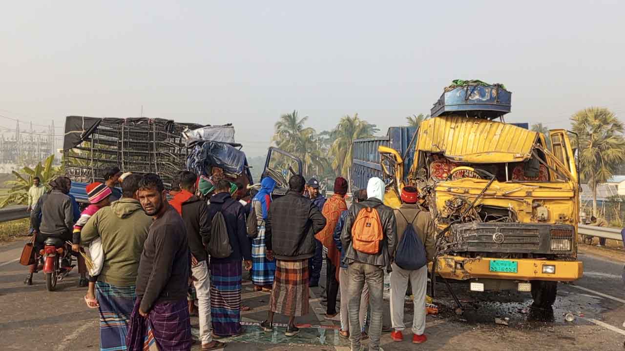 নড়াইলে ট্রাক-পিকআপ মুখোমুখি সংঘর্ষ