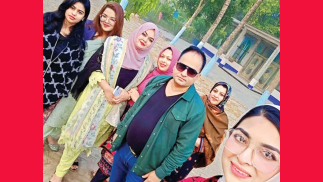 কথা ছিল ফরিদপুরে গিয়ে পাত্রী দেখবেন। নারায়ণগঞ্জ থেকে রওনা হওয়ার আগে আনন্দঘন সেলফি। কে জানত, এটিই জীবনের শেষ ছবি হয়ে থাকবে- সংগৃহীত