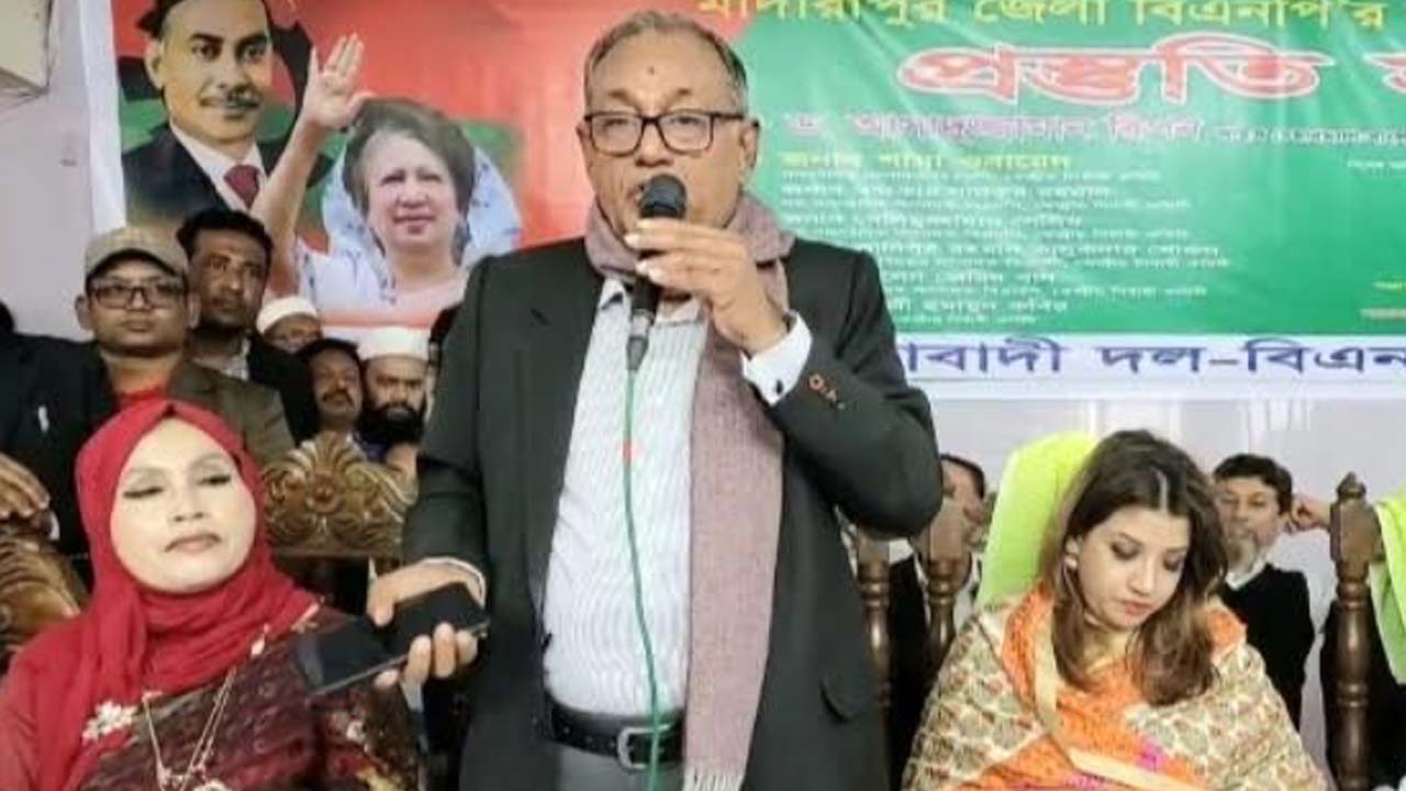 বক্তব্যকালে বিএনপির ভাইস চেয়ারম্যান আসাদুজ্জামান রিপন