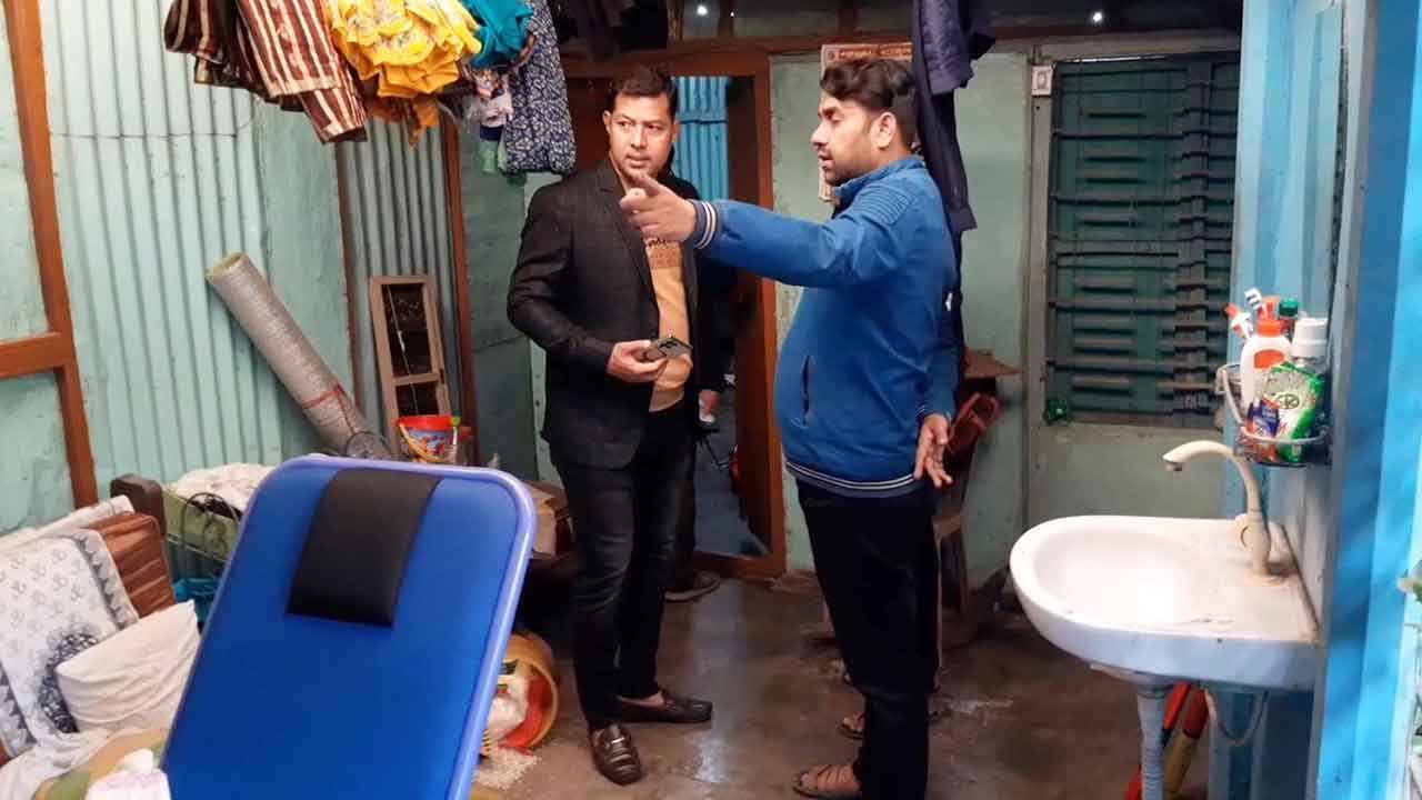 বাসার খাটের নিচ থেকে শিক্ষকের মরদেহ উদ্ধার