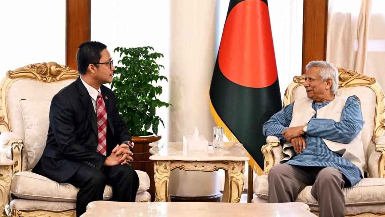 রাষ্ট্রীয় অতিথি ভবন যমুনায় প্রধান উপদেষ্টা ড. মুহাম্মদ ইউনূসের সঙ্গে মালয়েশিয়ান হাইকমিশনার মোহাম্মদ শুহাদা ওসমান (সংগৃহীত ছবি)